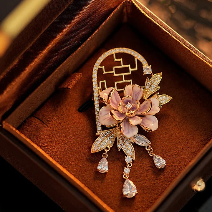 Leydiane Safir Moru: Püsküllü Zarafet İğnesi